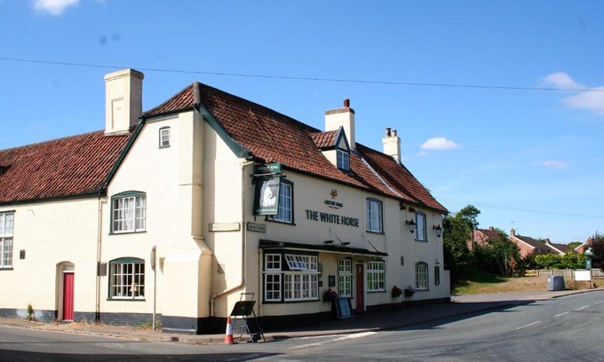 Beyton Hotel | Discover The White Horse: Kid-Friendly Getaway with Breakfast