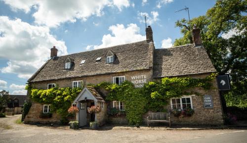 Duns Tew Hotel | Pet-Friendly Retreat at The White Horse Inn: Family Welcomes
