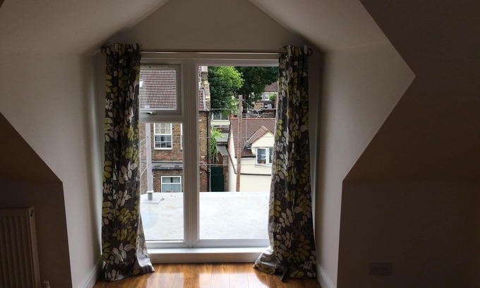 Cricklewood House | Experience The White House: 7 Double Bed Retreat with Spa
