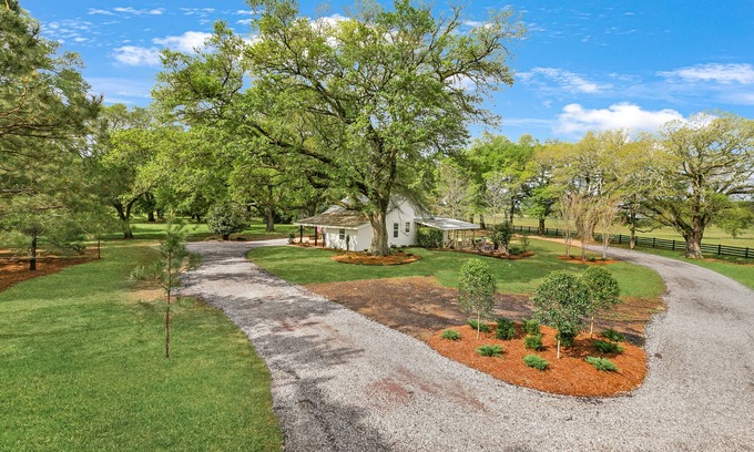 Covington House | Explore The White House at HH: Rated 10/10, Family-Friendly!