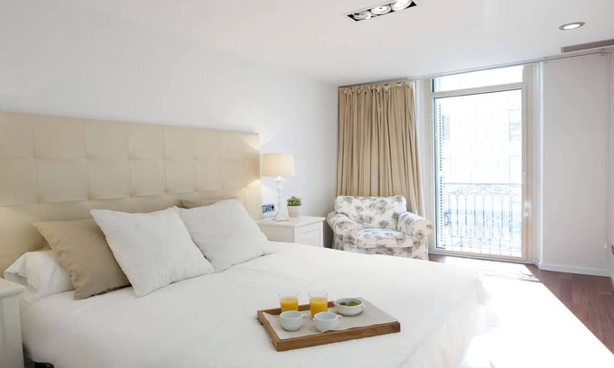Eixample Apartment | Discover The White House: Pool, Spa & Family Friendly