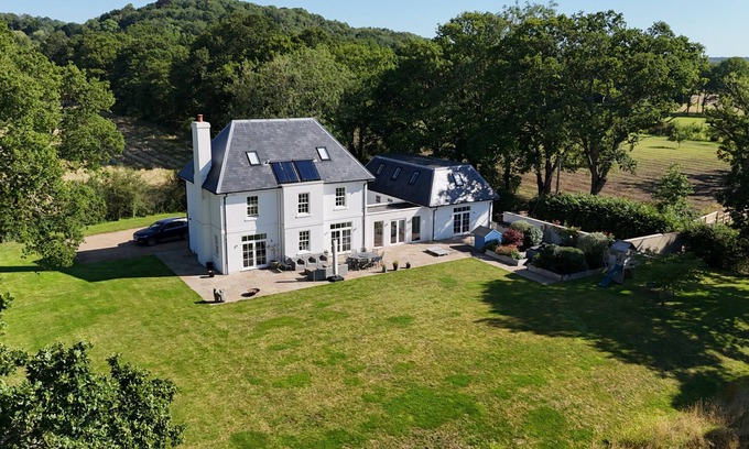 Kingsley Cottage | Inviting Stay at The White House - Bordon for 10 Guests