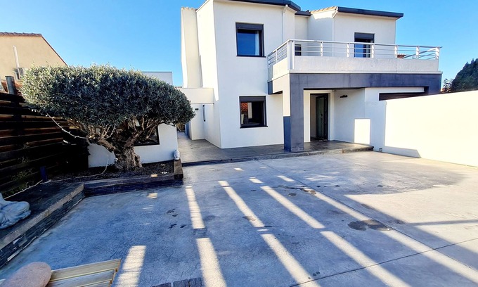 Claira Villa | Discover The White House: Family-Friendly with Pool & Hot Tub