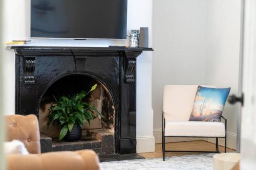 Molong House | Family-Friendly Stay at The White House Molong