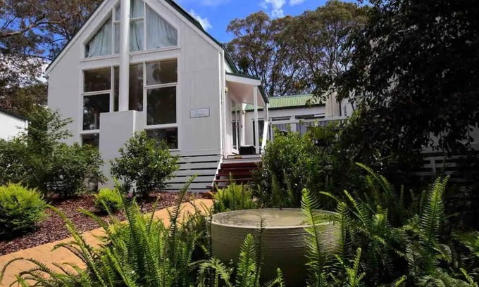 Metung Apartment | Cozy The White House-Studio: Pet-Friendly with Breakfast