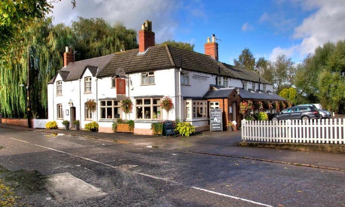 Whissendine Hotel | Experience The White Lion Inn: Oceanfront & Pet-Friendly Stay