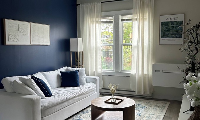 New Center Detroit Apartment | The White Lotus - Premium King Bed | 400mbs Wifi | 7-minDT | Work Station