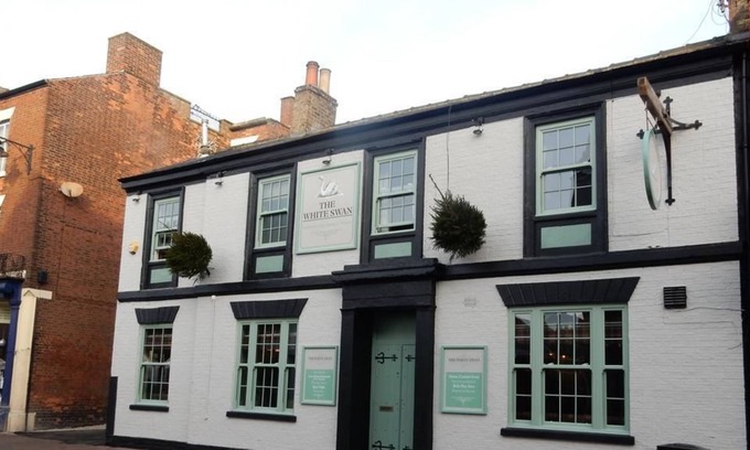Market Rasen Bed & Breakfast | Cozy The White Swan: Family-Friendly with Breakfast Included