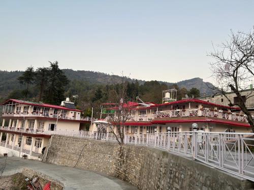 Kaul House | Discover White Grove: Pet-Friendly Stay with Breakfast
