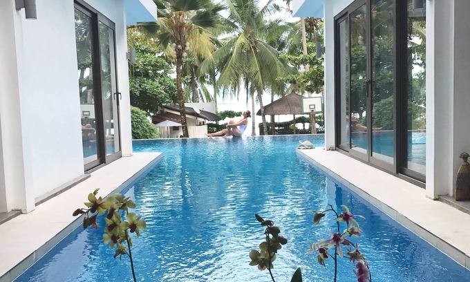 Libaong House | Experience The Whitehouse by the Sea with Ocean Views