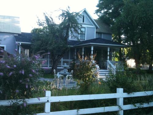Weaverville Hotel | Welcoming Whitmore Inn: Ideal for Accessible Stays