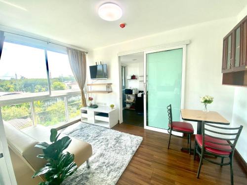 Talat Nuea Apartment | Enjoy a Poolside Retreat at The Wide Condo by Guide Sabai