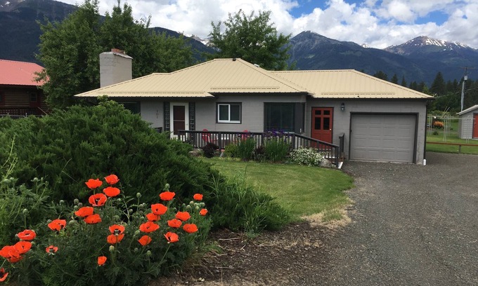 Joseph House | Discover The Wild Iris House with Ocean & Lake Views