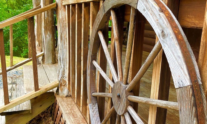 Mena Cabin | Discover the Wild West: 10/10 Rated Family Getaway