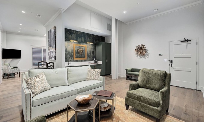 Cullman Hotel | Explore The Wilderness Suite in Heart of Cullman, AL