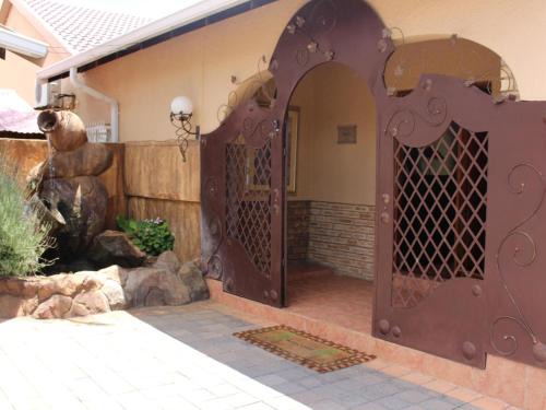 Klerksdorp House | Discover The Willow Tree Guesthouse: 4-Star Family Retreat