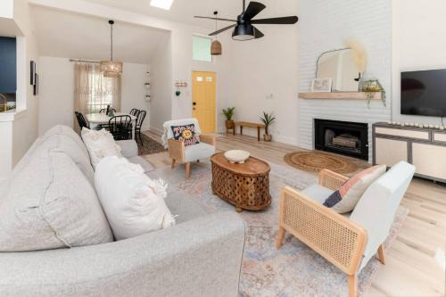South Creek House | Experience Family Comfort at The Willow with Hot Tub Access