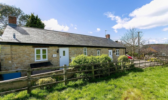 Littlebredy Cottage | Top-Rated The Willows: Cozy Dorset Cottage with Ocean View