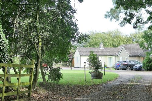 Wincanton House | Pet-Friendly Retreat at The Willows - Rated 9/10 by Guests