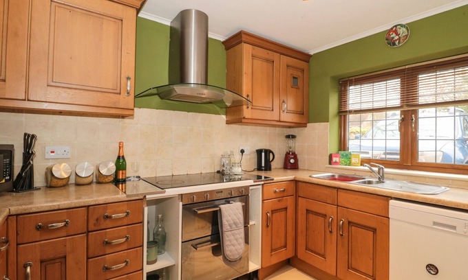 Minehead Cottage | Discover The Willows: Pet-Friendly Retreat with Garden Bliss