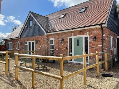 Child Okeford House | Exceptional Stay at The Willows - Family-Friendly Retreat