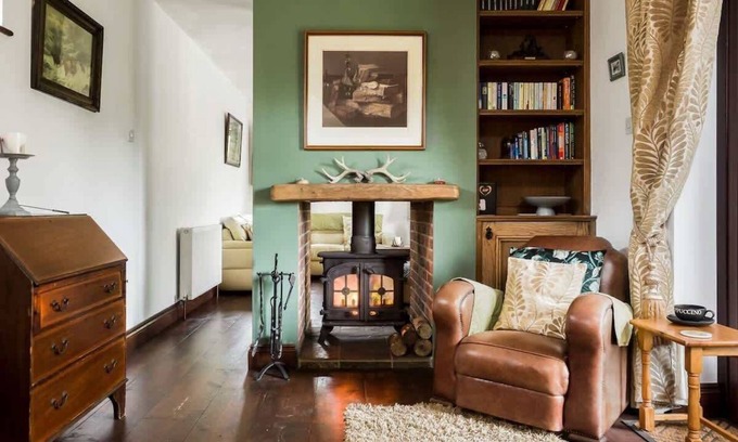 Christchurch House | Family-Friendly Stay at The Willows for 6 Guests