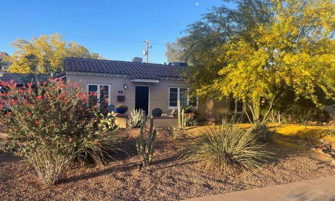 Wilshire Place House | Top-Rated Wilshire House with Lake View & Spa in Phoenix