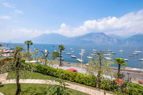 Assenza Apartment | Discover The Window on the Lake: Top-Rated Oceanfront Escape