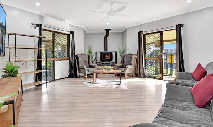 Nulkaba House | Inviting Wine Stop Quarters with Pool & Pet-Friendly Stay