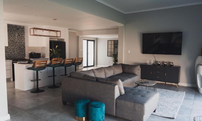 Trawal House | Elegant Getaway at The Winelands - Rated 9.2/10