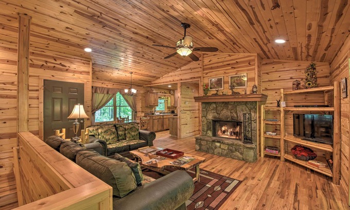 Helen Cabin | Discover ‘The Wishing Well’ Cabin with Pool Table & Firepit