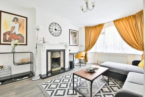 Brislington House | The Wishing Well- Lovely Spacious Home In BS4 Sleeps 8