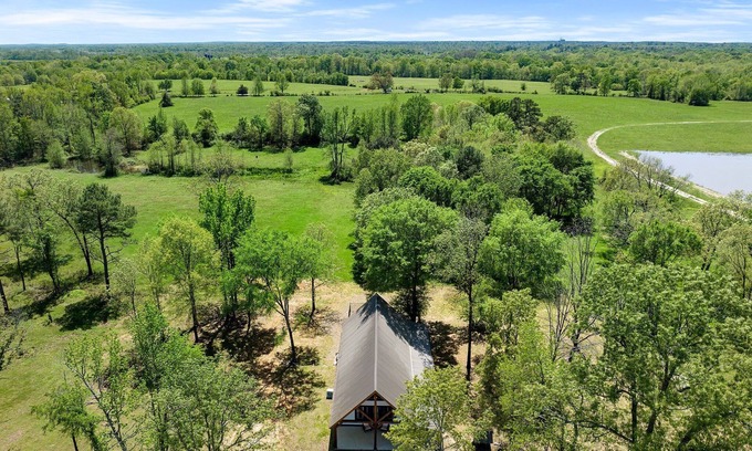 Golden House | Enchanting Wishing Well Cabin: Ideal Couples Retreat with Pool