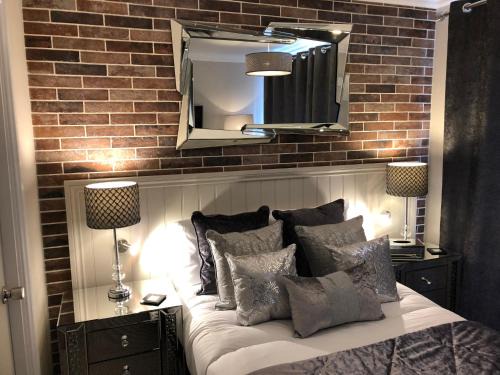 Lowestoft Hotel | Cozy Stay at The Wolf Inn with Breakfast & Kitchen Access