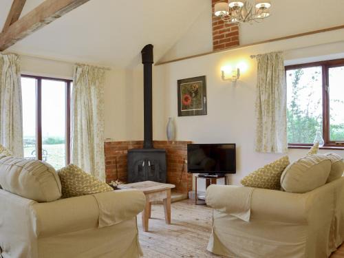 Hinton House | Discover The Wood Shed - E1919: Pet & Child Friendly Stay