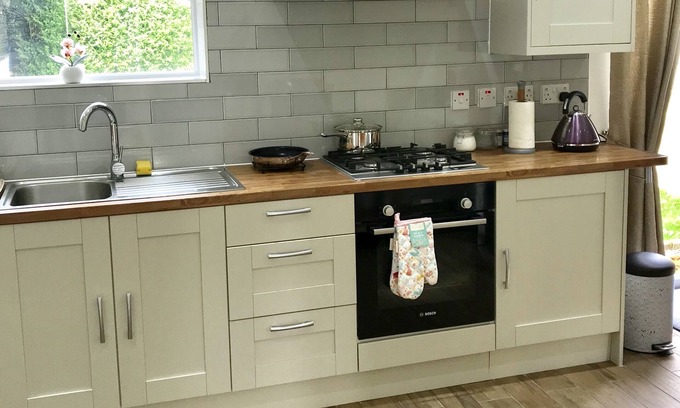 Headington House | Comfortable Woodfarm Lodge with Kitchen & Parking in Oxford
