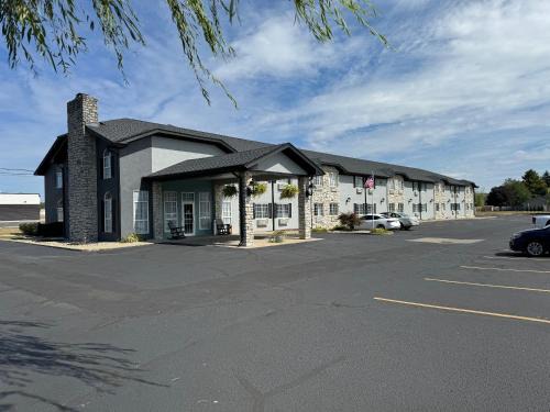 Connersville Hotel | Top-Rated Woodridge Inn: Family-Friendly Getaway