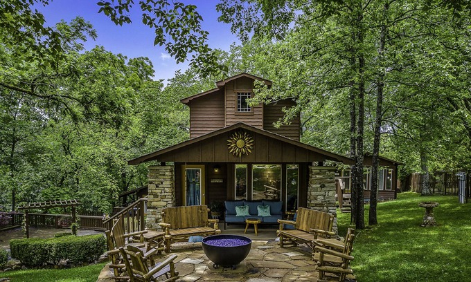 Eureka Springs Historic District Cabin | Exceptional Stay at The Woods Cabins with Pet-Friendly Amenities
