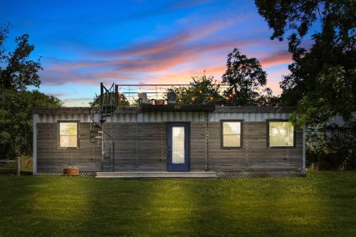 Waco House | Explore The Woods - Tiny House near Magnolia & Downtown
