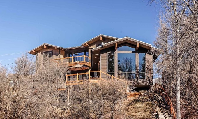 Woody Creek House | Experience The Woody Creek Chalet: Pet Friendly & Spa Retreat