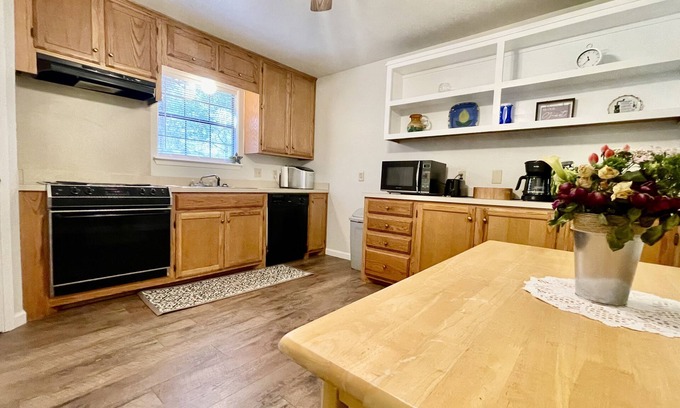 Buffalo Gap House | Experience The Wooten House: Cozy Retreat Near Abilene