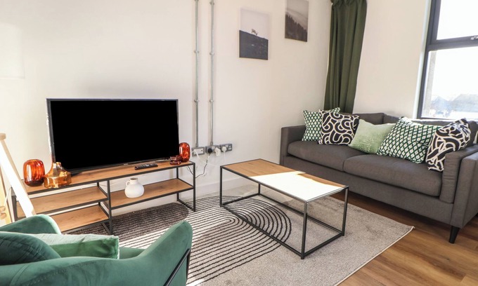 Warrington Cottage | THE WORKS BY DAG, family friendly in Woolston, Warrington