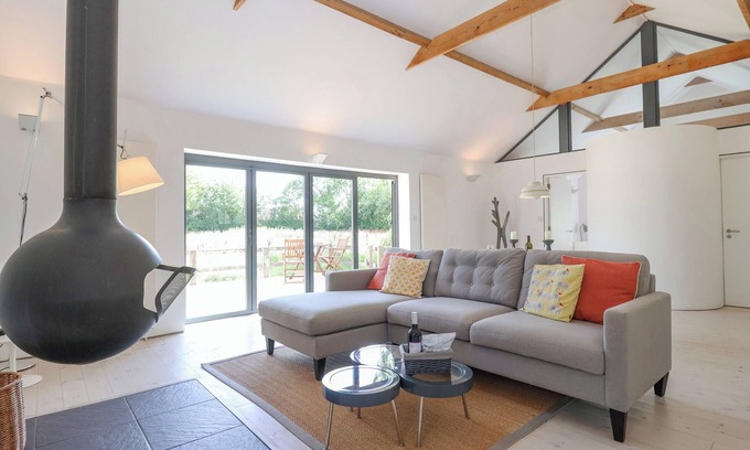 Woodbridge Cottage | Cozy Retreat at The Workshop, Badingham with Open Fire