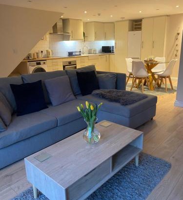 Laxey Apartment | Highly Rated Family-Friendly Retreat at The Workshop, Bridge House