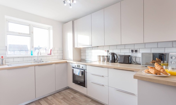 Iffley Apartment | Elegant Wren Suite Apartment with Family-Friendly Amenities