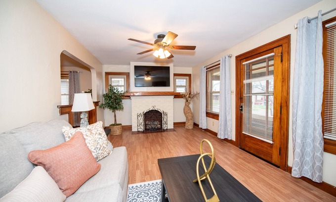 Dayton House | Top-Rated Wright Bungalow: Ocean View & Spa near WSU