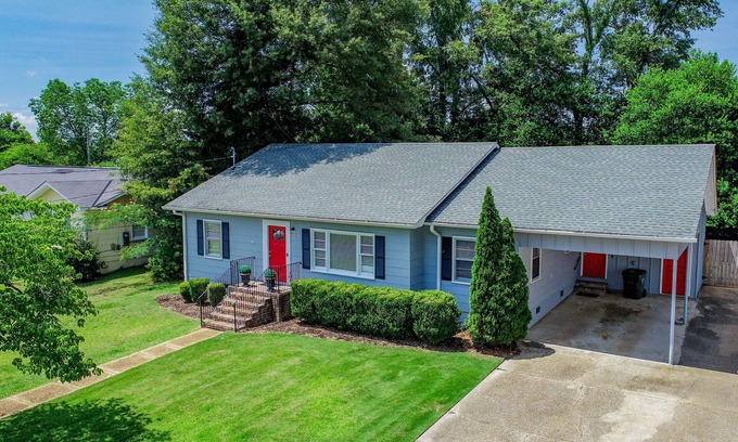 Forest Lake House | Book The Wright Spot - Ideal for Football Fans Near Campus!