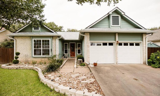 Cedar Park House | Ideal Getaway at The Writer House: Office & King Bed