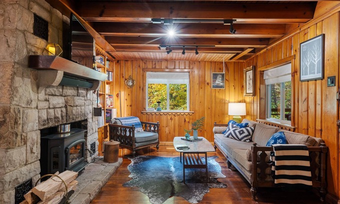New Albany Cabin | Guest Rated: The Writer’s Den with Pet-Friendly Amenities
