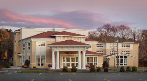 Beverly Hotel | Relax at The Wylie Inn with Beach Access and Pool